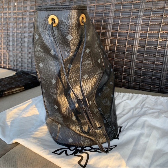 *SOLD* MCM Large Anya Reversible Tote with pouch - Picture 8 of 16